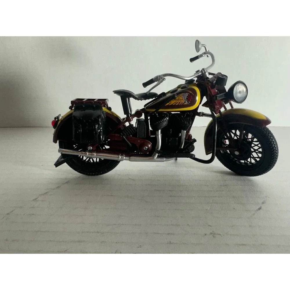 Indian Sport Scout 1:12 Die-Cast Motorcycle Model Yellow/Burgundy